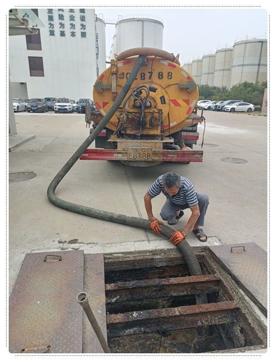 杨林街道隔油池清掏