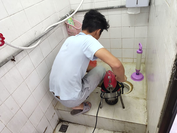 杨林街道管道堵塞冒臭气 专业师傅现场解决问题